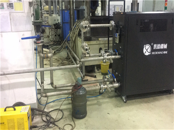 汽車行業(yè)碳纖維成型案例——蒸汽轉(zhuǎn)換模溫機(jī)